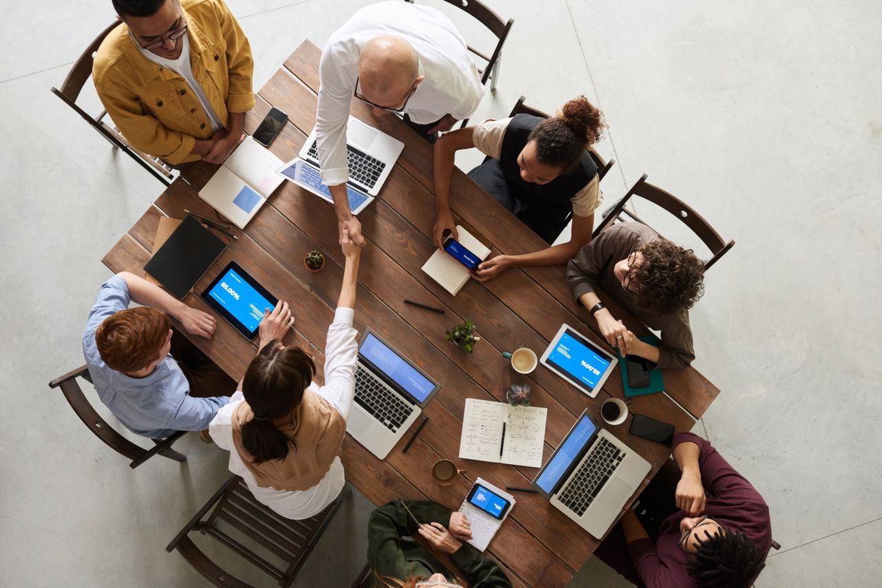 Equipo de operaciones revisando prioridades y ownership